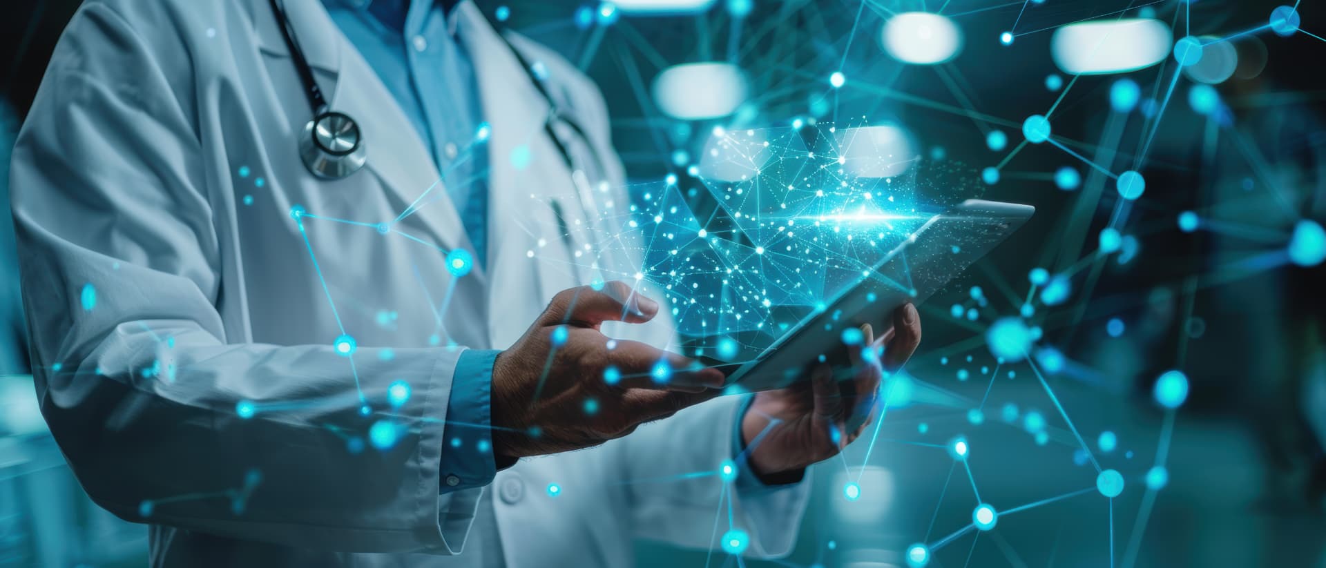 Médico utilizando tecnologia de gestão assistencial